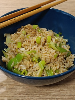 Una foto de Cocina de aprovechamiento: arroz frito con puerros a las 5 especias chinas