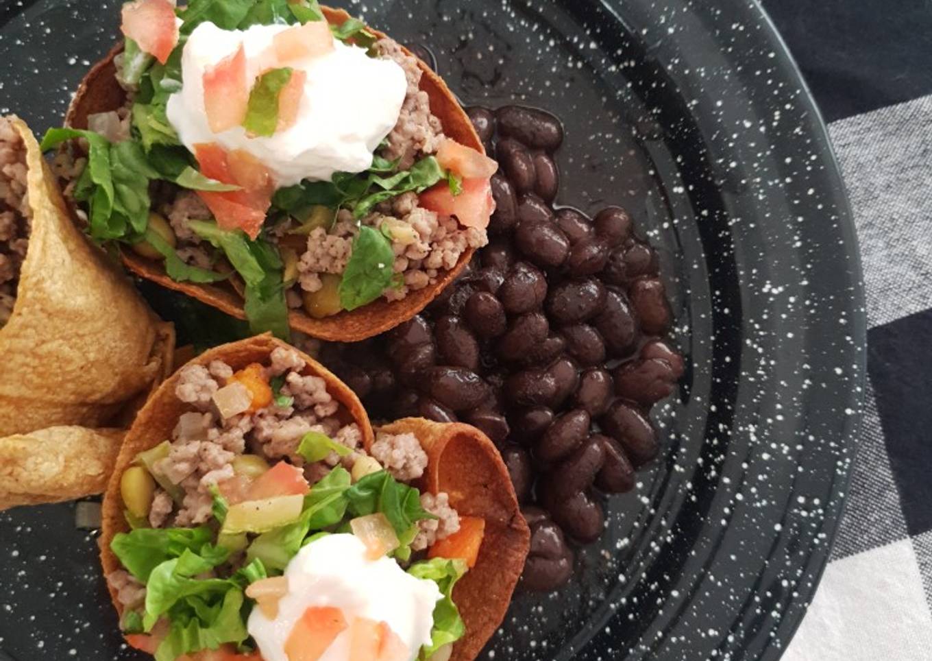 Canastitas de tortilla de maíz, rellenas de picadillo