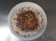 Una foto de wok de zapallito berenjena