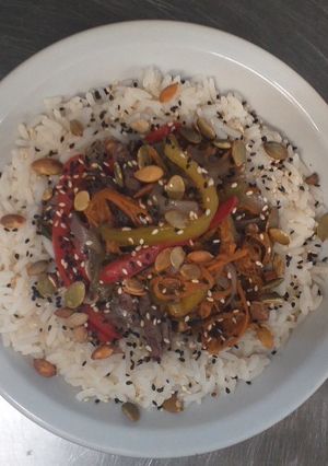 Una foto de Wok carne y vegetales