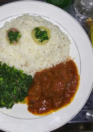 A picture of Rice,stew and vegetable.