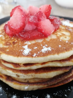 Una foto de Hot cakes de buttermilk y cardamomo