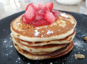 Una foto de Hot cakes de buttermilk y cardamomo