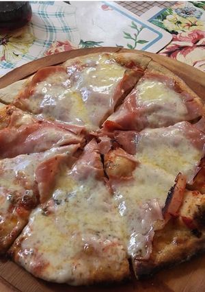 Una foto de 3 tipos de pizza