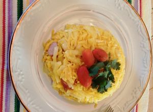 Una foto de Arroz amarillo con col y salchichas