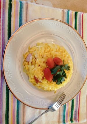 Una foto de Arroz amarillo con col y salchichas