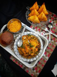 समोसा चना तरी (samosa chana tari recipe in marathi) रेसिपी चे मुख्य फोटो