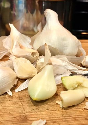 A picture of QOTW: What is your favorite way to peel garlic?.
