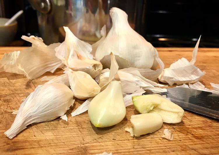 Recipe of QOTW: What is your favorite way to peel garlic? in 16 Minutes at Home