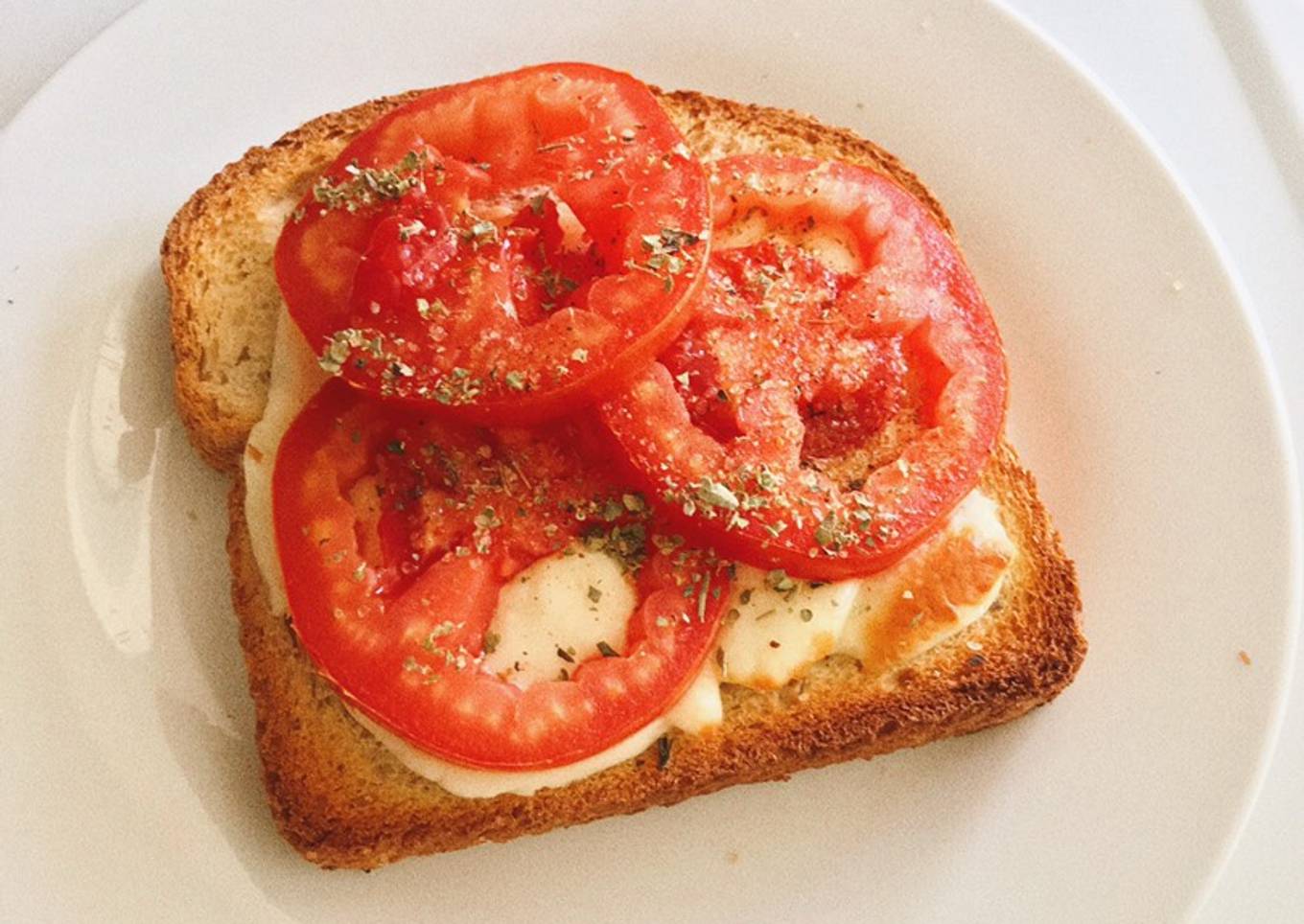 Tostada con Queso, Tomate y Orégano