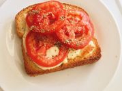 Una foto de queso tomate orégano