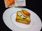 Una foto di panino con cipolla