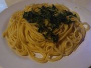 Una foto de ciboulette albahaca