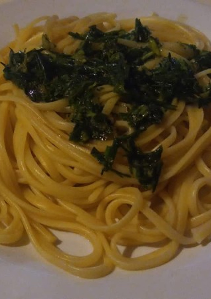 Una foto de Tallarines con pesto de albahaca, ciboulette y ajo a mortero