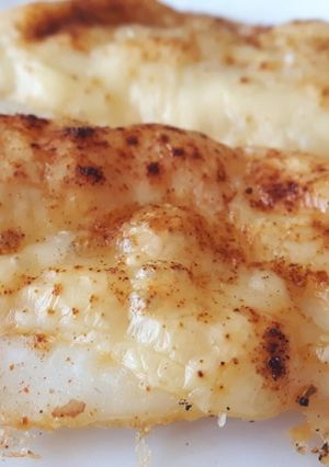 Una foto de Merluza con queso y pimentón