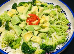 Una foto de Ensalada Cocida de brócoli,🥦🥗 Romanesco Con Repollo y Palta 🥑