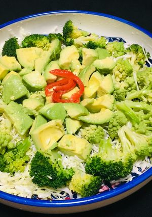 Una foto de Ensalada Cocida de brócoli,🥦🥗 Romanesco Con Repollo y Palta 🥑