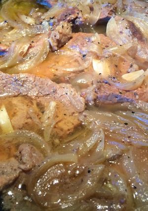 Szaftos-hagymás marhasült serpenyőben recept fotója