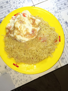A picture of Noodles and fried egg.