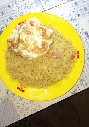 A picture of Noodles and fried egg.
