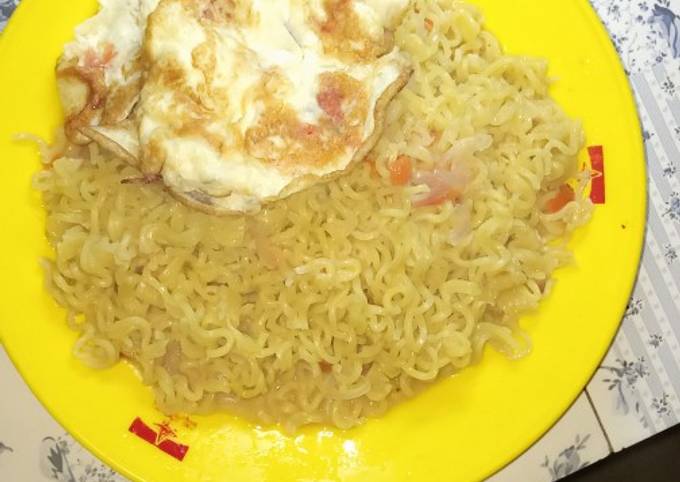 Noodles and fried egg