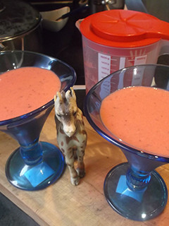 Una foto de Ensalada liquida de sandia y fresas