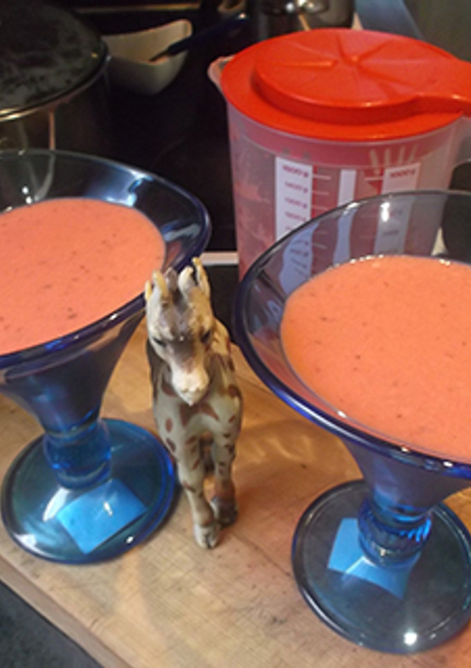 Una foto de Ensalada liquida de sandia y fresas
