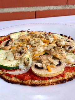 Una foto de Pizza con base de coliflor