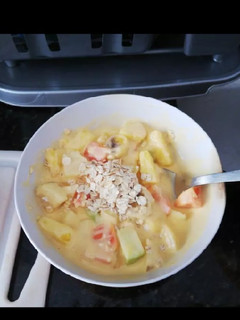 Una foto de Fruta picada con yogurt y avena