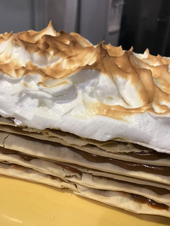 Una foto de Torta de hojarasca manjar
