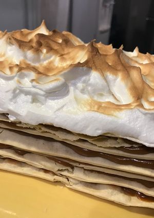 Una foto de Torta de hojarasca manjar