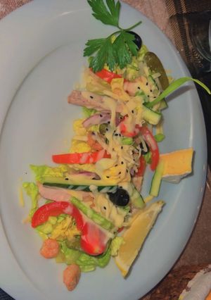صورة لوصفة سلاطة خضار خفيفة وباردة لصيف 🥗🏖