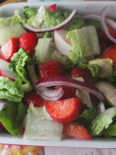 Una foto de Ensalada con fresas y rábanos