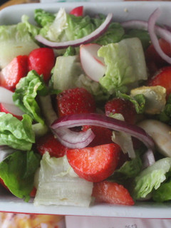 Una foto de Ensalada con fresas y rábanos