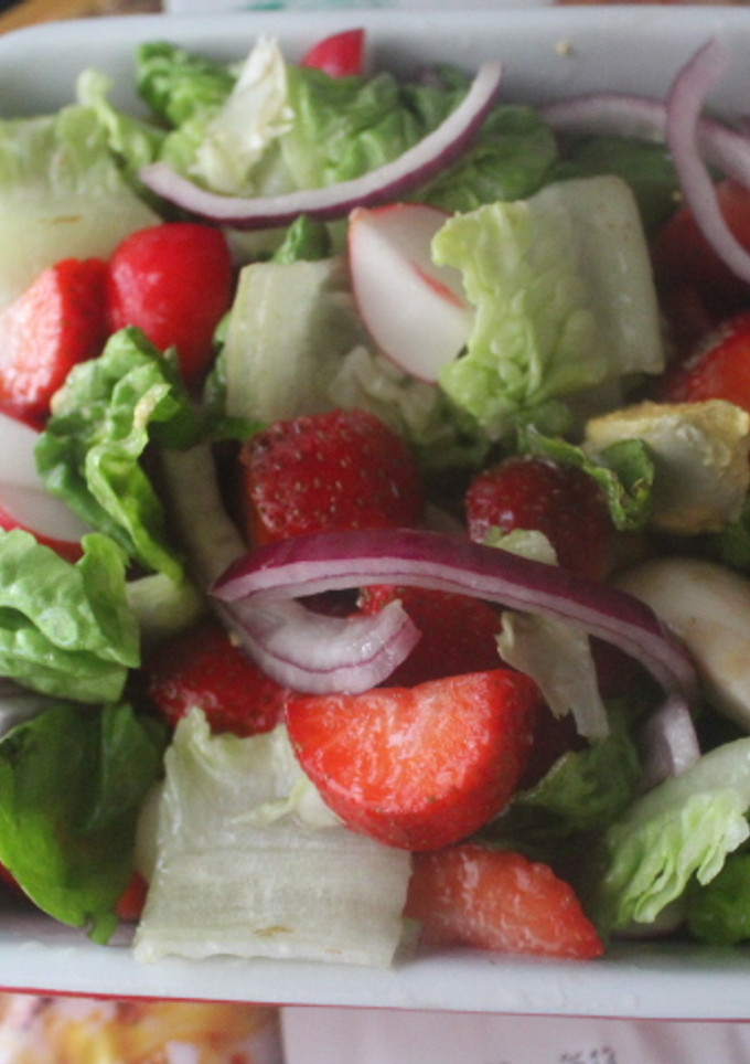 Una foto de Ensalada con fresas y rábanos