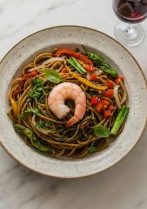 Zdjęcie przepisu Makaron Yakisoba z warzywami i krewetkami.