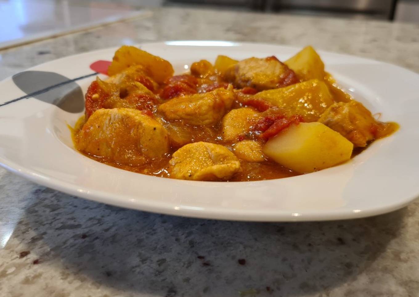 Dados de pollo en salsa de pimientos del piquillo con patatas