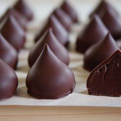 A picture of Basic Dark Chocolate Bon Bons / Bonbon de Chocolat.