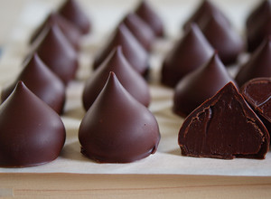 A picture of Basic Dark Chocolate Bon Bons / Bonbon de Chocolat.