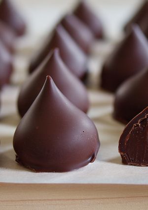 A picture of Basic Dark Chocolate Bon Bons / Bonbon de Chocolat.