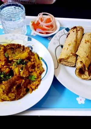 A picture of Gobhi gosht with roti n salad 🥗.