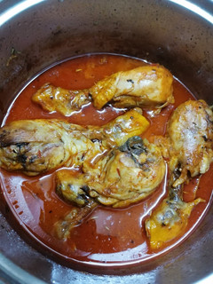 Una foto de 216. Muslos de pollo en salsa de pimientos al romero