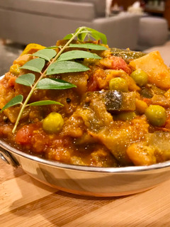बैंगन आलू की चटपटी सब्जी(Baingan aloo ki chatpati sabji recipe in Hindi) रेसिपी मुख्य फोटो