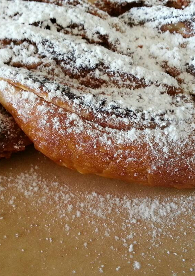Una foto de Hojaldre relleno de crema de turrón