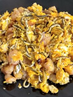 Una foto de Huevos rotos con gulas y gambas
