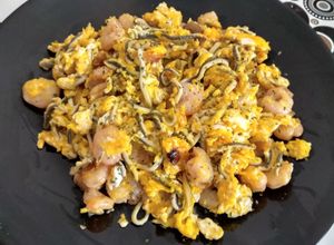 Foto principal de Huevos rotos con gulas y gambas