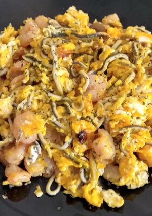 Foto principal de Huevos rotos con gulas y gambas