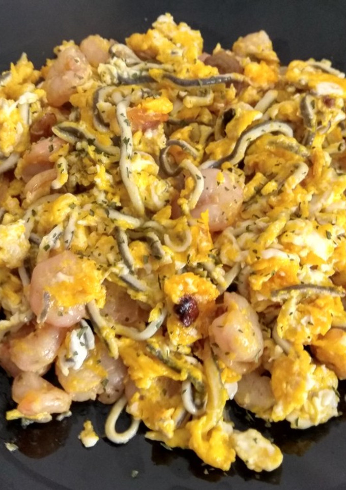 Una foto de Huevos rotos con gulas y gambas