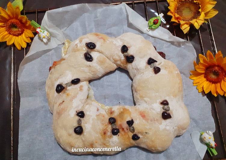 Ciambella intrecciata di pizza ripiena