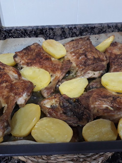 Una foto de Pollo al horno con patatas y picadillo